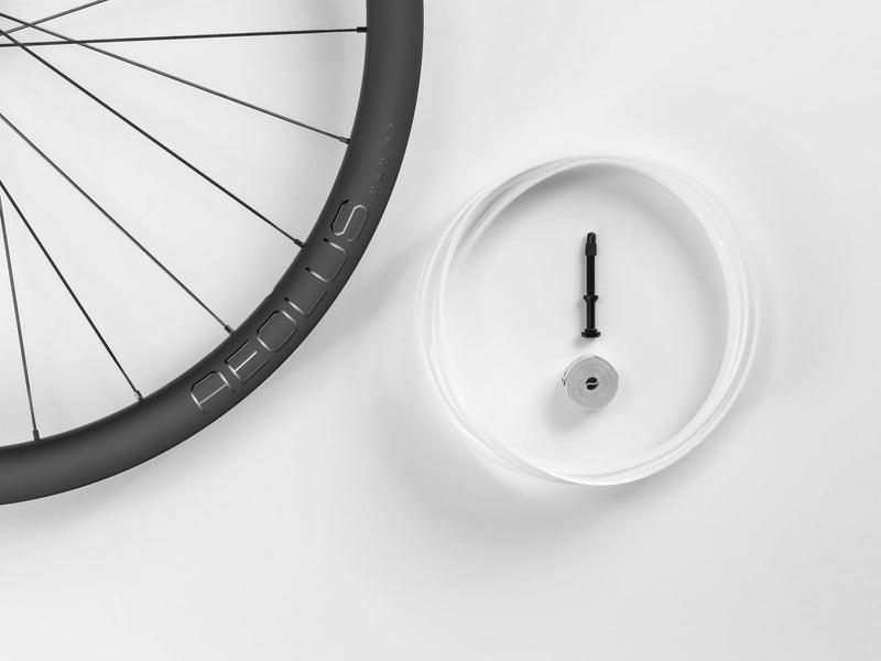 Carica immagine in Galleria Viewer, Bontrager coppia ruote carbonio Aeolus Pro 37 TLR Disc Shimano 10/11/12