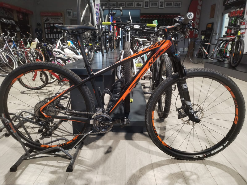 Carica immagine in Galleria Viewer, KTM MTB MYROON MASTER CARBON NERO-ARANCIO TAGLIA 43 USATO IN CONTO VENDITA