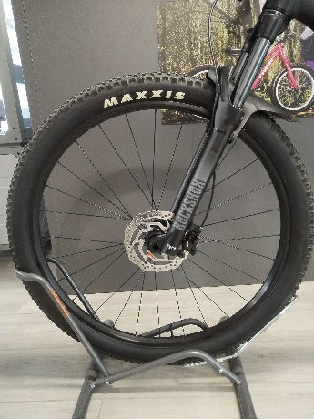 Carica immagine in Galleria Viewer, TREK PROCALIBER 6 M-L GRIGIO-NERO 2023 USATO-REVISIONATO
