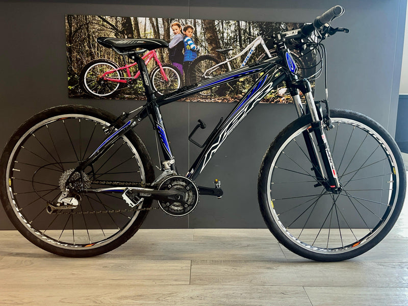 Carica immagine in Galleria Viewer, NSR MTB 26&quot; TAGLIA S NERO BLU CONTO-VENDITA
