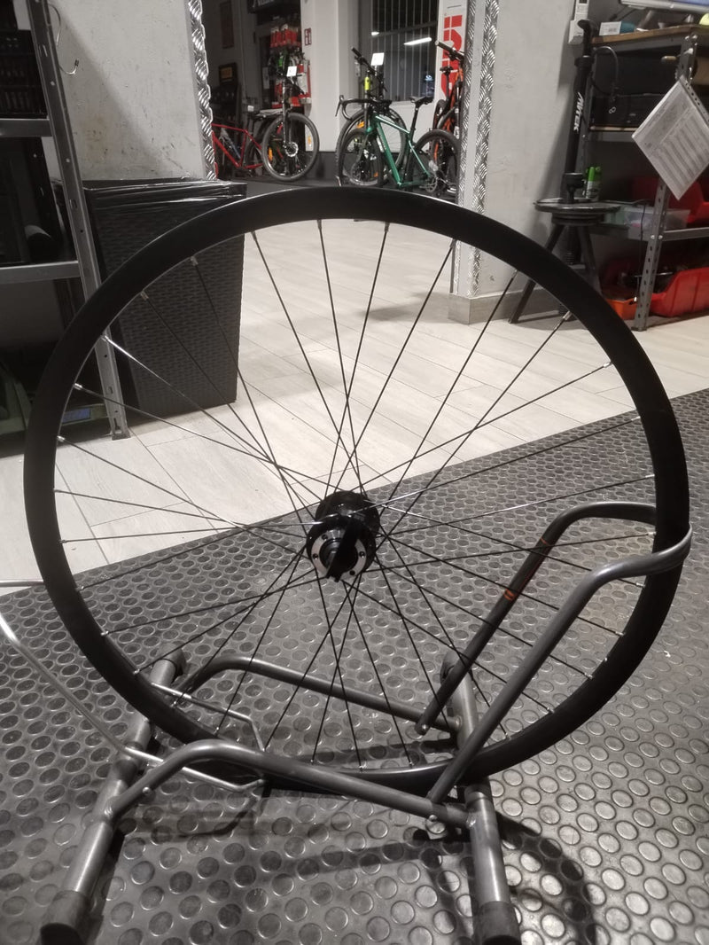 Carica immagine in Galleria Viewer, MARIN CERCHIO ANT. ROAD/GRAVEL 700X19C DISK 6 FORI QUICK RELEASE NERO USATO-REVISIONATO
