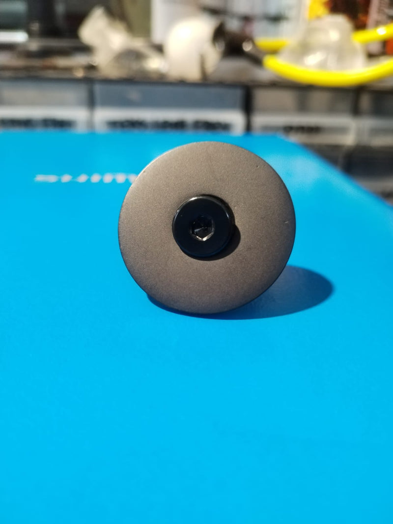 Carica immagine in Galleria Viewer, SET TAPPO CARBON + VITE IN ERGAL ULTRALIGHT PER SERIE DI STERZO A-HEAD SET
