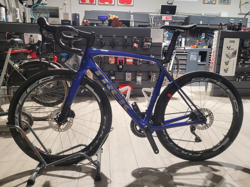 Load image into Gallery viewer, TREK MADONE SL 5 GEN 8 taglia M/L BIKEFORWIN EDITION PROMO
