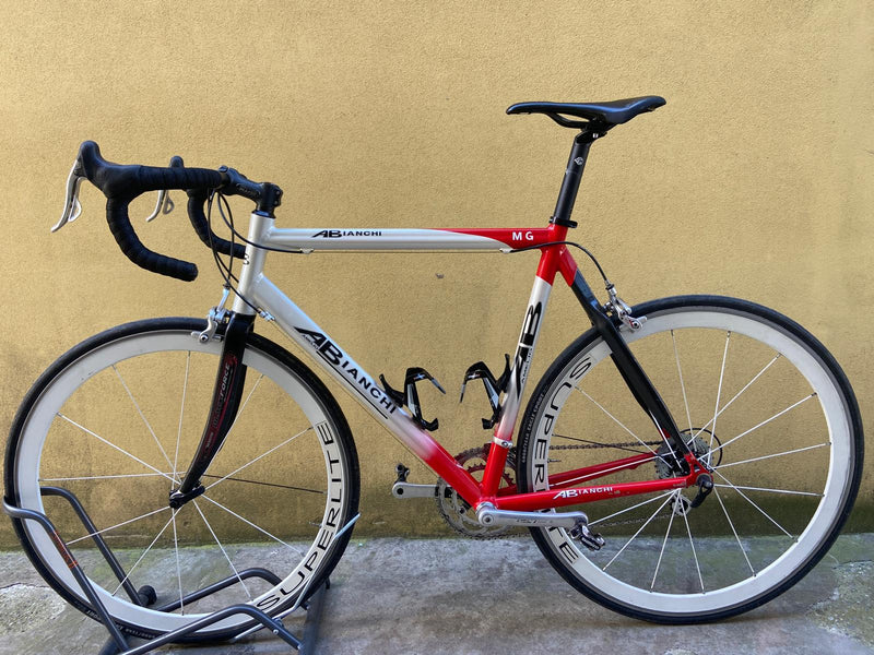 Carica immagine in Galleria Viewer, BICI DA STRADA AMELIO BIANCHI TG 56 CM GRIGIO PERLA-ROSSO USATO IN CONTO VENDITA

