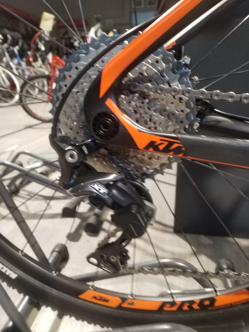 Carica immagine in Galleria Viewer, KTM MTB MYROON MASTER CARBON NERO-ARANCIO TAGLIA 43  USATO IN CONTO VENDITA
